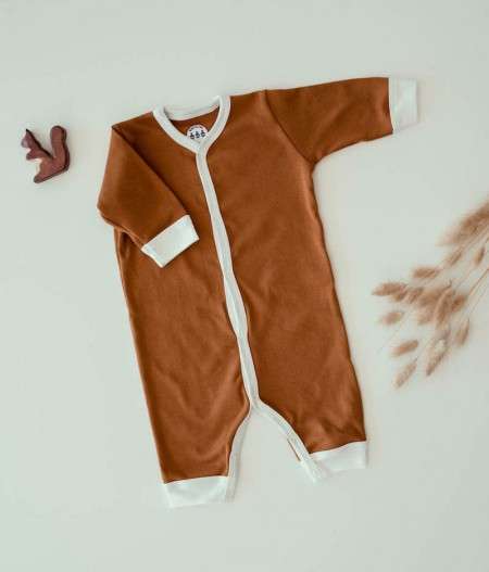 Pyjama sans pieds bébé en coton biologique camel - personnalisé