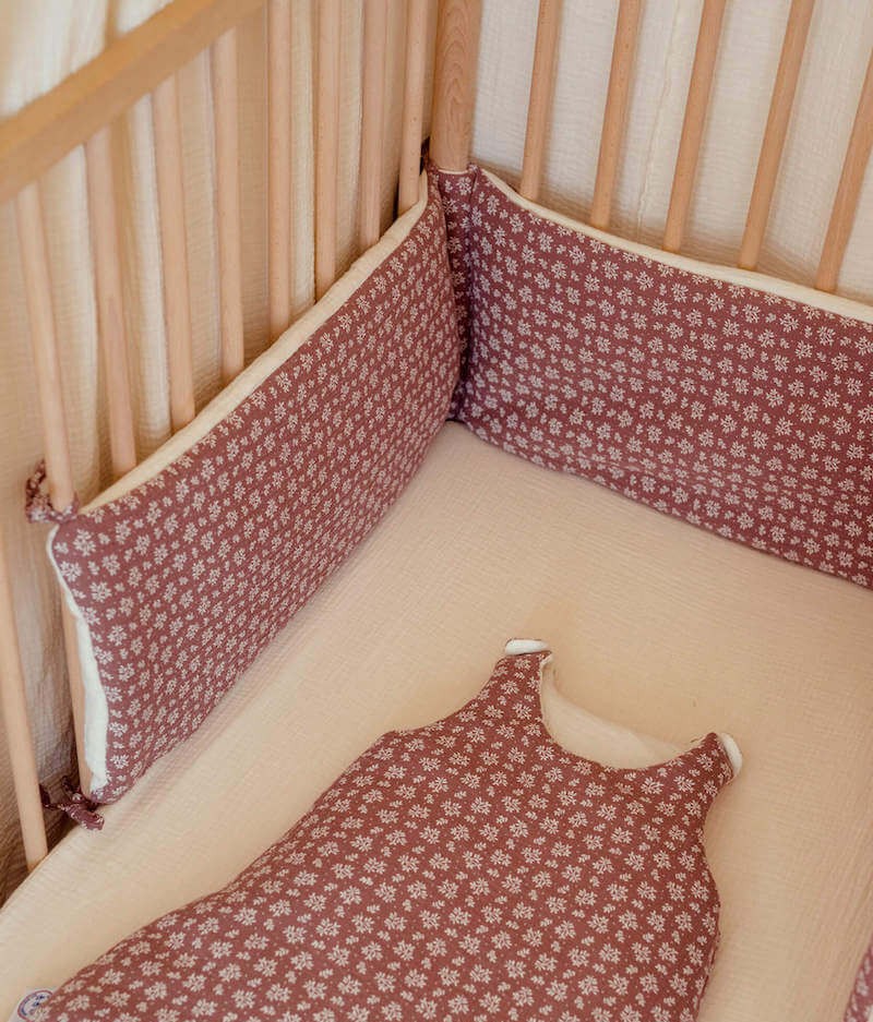 Tour de lit couleur chataigne - Adaptable aux deux tailles de lits bébé